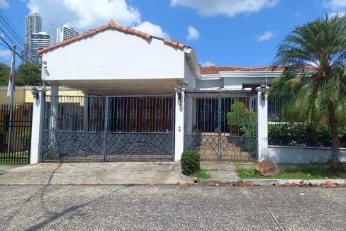 Amplia Residencia Familiar en Urbanización Los Angeles