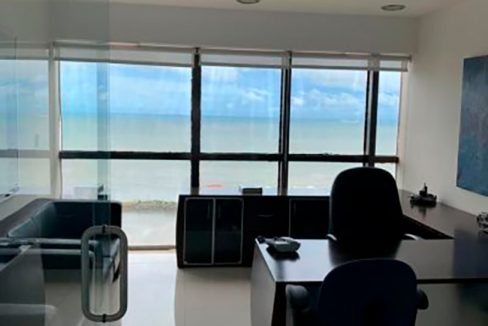 Amplio Local para oficinas en Edificio Torre PH BAC