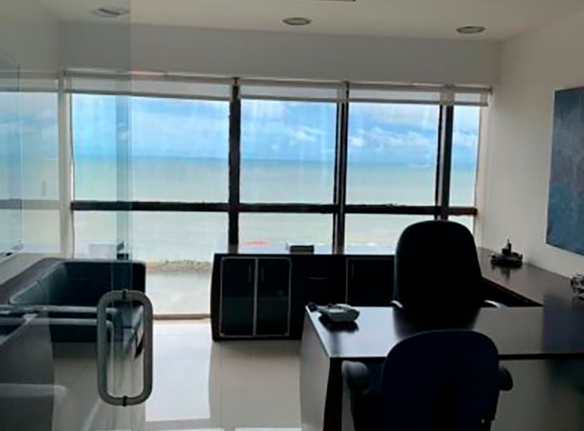 Amplio Local para oficinas en Edificio Torre PH BAC