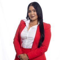 asesora inmobiliaria con más de 7 años de experiencia en el hermoso mundo del real estate. A lo largo de este tiempo ha ayudado a muchas familias, parejas e inversionistas a encontrar la propiedad perfecta. Trabaja con pasión, compromiso y siempre buscando lo mejor para sus clientes. Le encanta crear conexiones reales y acompañar cada paso del proceso con transparencia y dedicación. ¿Por qué te gusta tanto el real estate? Porque disfruto conectar personas con espacios que los hagan felices. Ver la emoción de un cliente al encontrar su hogar o una buena inversión no tiene precio. ¿Qué te gusta hacer en mi tiempo libre? Soy amante de la naturaleza, me encanta hacer caminatas, disfrutar del aire libre y pasar tiempo con mi familia.
